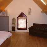 In het koetshuis